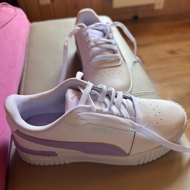 Sneakers Puma bianche e viola