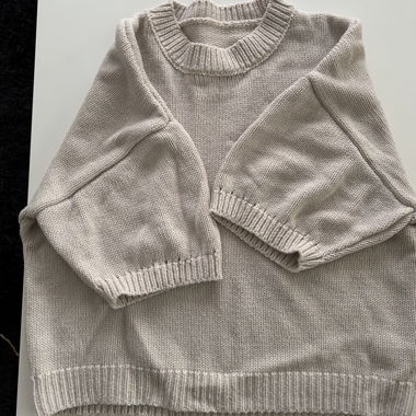 Beiger Stricksweater mit halblangen Ärmeln