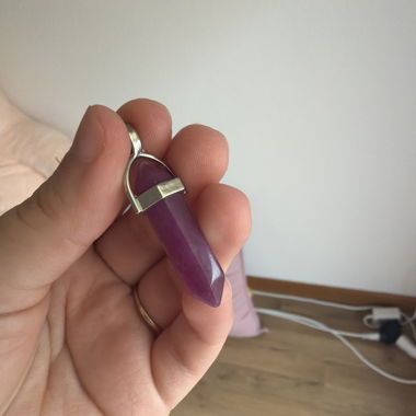 Anhänger mit violettem Stein