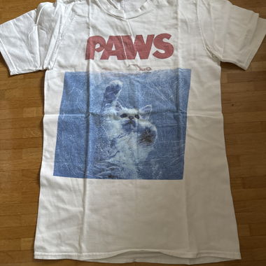 T-shirt bianca «PAWS» con grafica gatto
