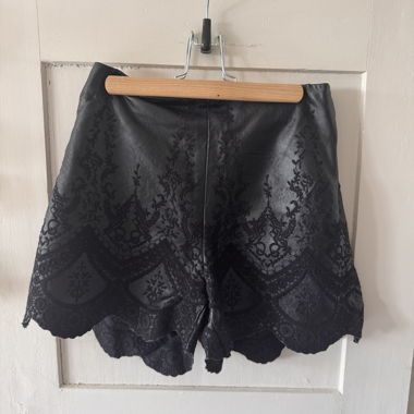 Bershka Spitzenshorts