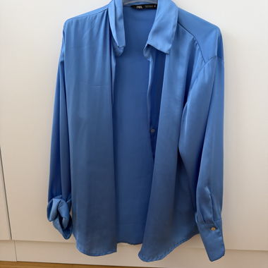 Blaue Satinbluse von Zara