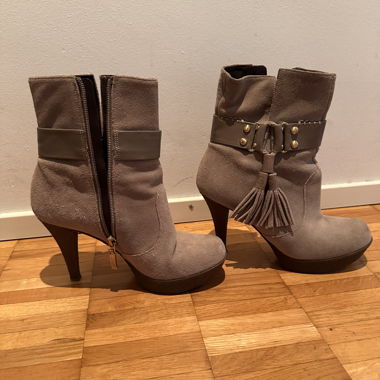 Stivaletti in camoscio beige con tacco