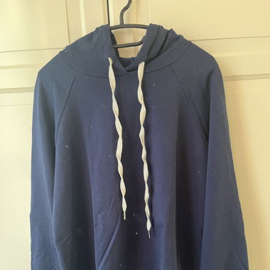 dunkelblauer, dünner Kapuzenpulli