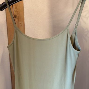 Robe verte avec profond décolleté dans le dos