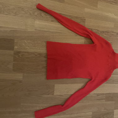 Rotes Rollkragen Langarmshirt