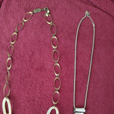 Set de deux colliers et d'un bracelet