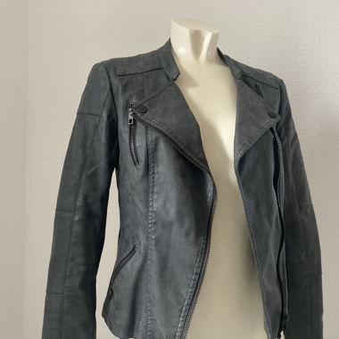 Graue Bikerjacke aus Kunstleder