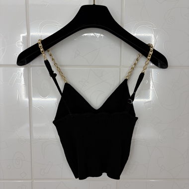 Schwarzes Crop Top mit goldenen Kettenträgern