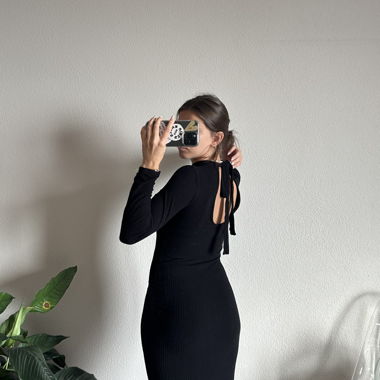 Schwarzes Kleid
