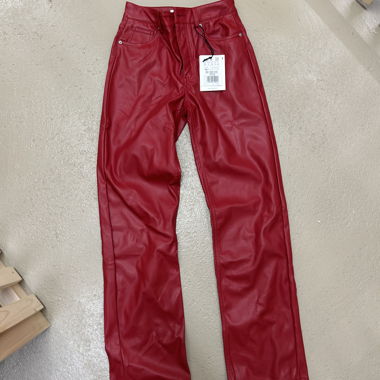Pantalon en similicuir rouge