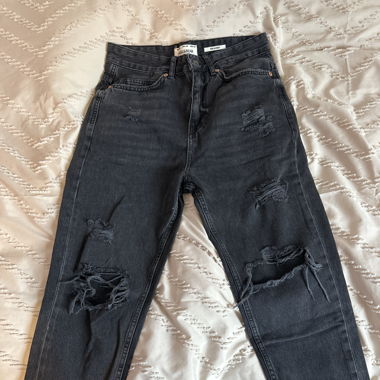 Jeans à trou noir 