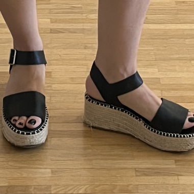 Sandali con zeppa neri in stile espadrilles