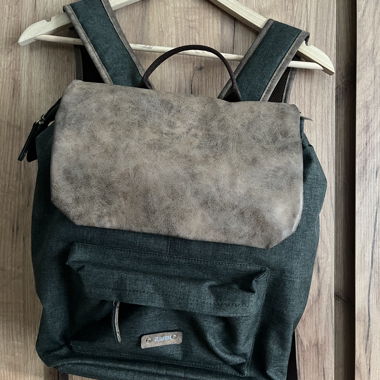 Zwei Rucksack grün