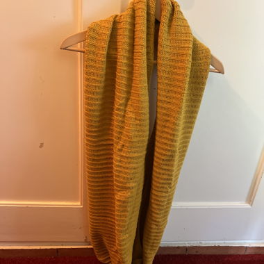 Écharpe tube en maille épaisse jaune moutarde