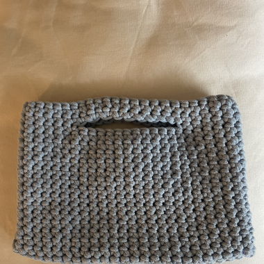 Selbstgehäkelte Tasche hellblau