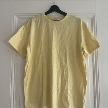 T-shirt giallo di NA-KD