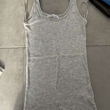 2 tank tops blue and grey