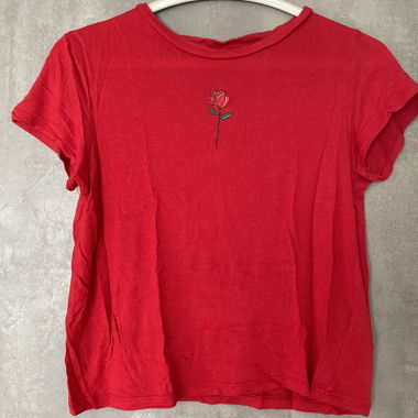 Rotes T-shirt mit Rose bestickt