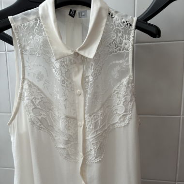 White sleeveless shirt