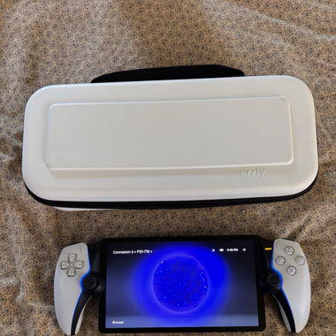PlayStation Portal mit Hülle und Kabel