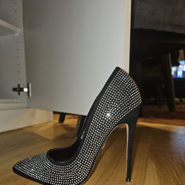 Neue Schuhe mit Zirkonen 