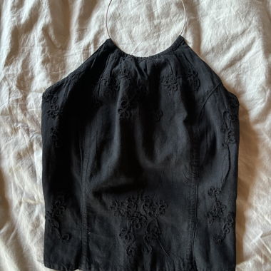 Top nero con ricamo
