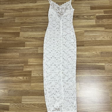 Vestito bianco in pizzo con spalline per la spiaggia