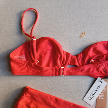 Neuer roter Bikini