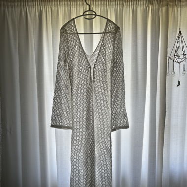 Copricostume lavorato a maglia con accessori dorati