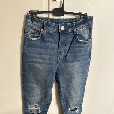 Jeans mit Löcher 