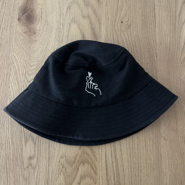 Cappello a secchiello nero e cappellino Bershka