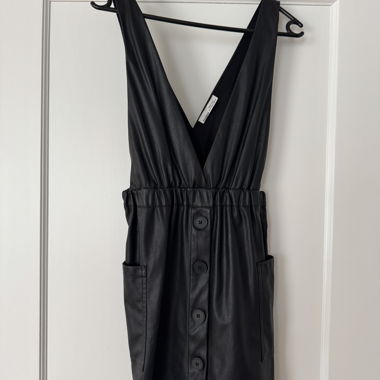 Schwarzes Kunstlederkleid Pull&Bear