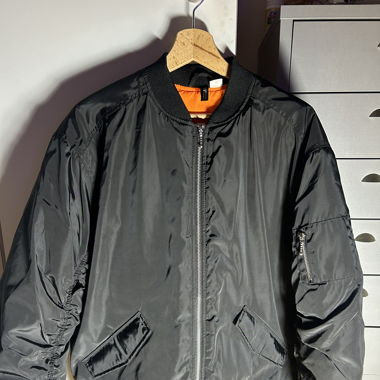 schwarze Bomberjacke