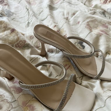 Sandelettes à talons avec des strass 