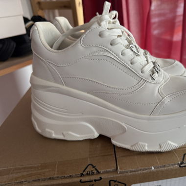 Bershka Sneaker Weiss, Gr. 39, mit Herz-Detail