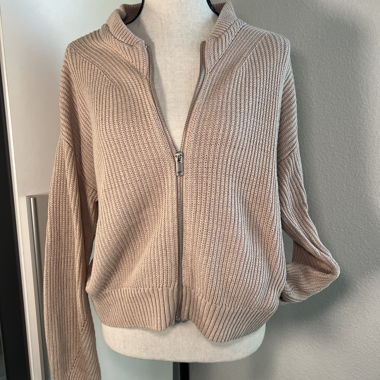 Beige knitted cardigan with zipper