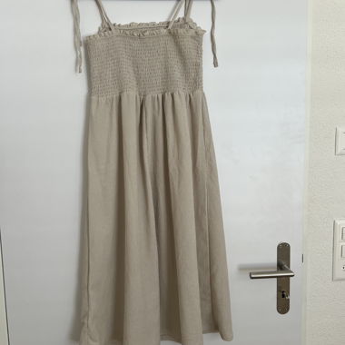 Grau-beigen Kleid
