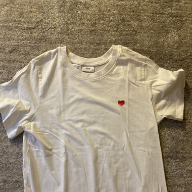 t-shirt mit rotem herz 