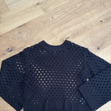 Löcheriger Pullover