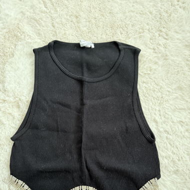 Top Zara avec des bijoux 