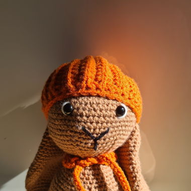Süsser Amigurumi-Hase mit Kürbishut