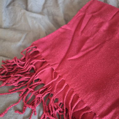 Bordeaux roter Schal