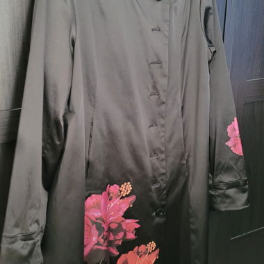 Desigual schwarzer Mantel mit rosa Blumen