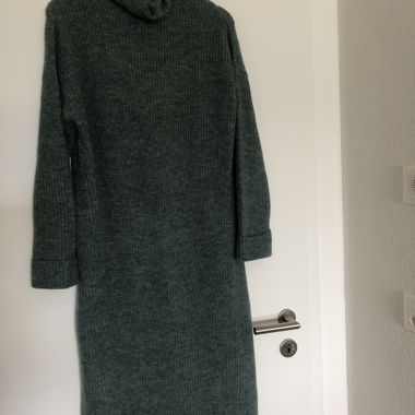 Abito maglione verde con collo alto