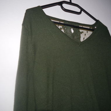 Pull vert olive avec dentelle