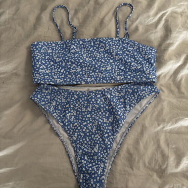 Set bikini blu a fiori