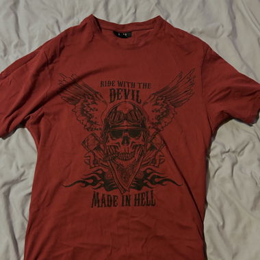 T-shirt grafico rosso