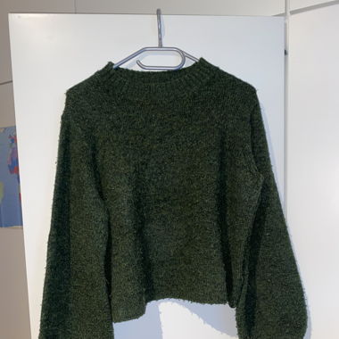 grüner pulli mit puffigen ärmeln
