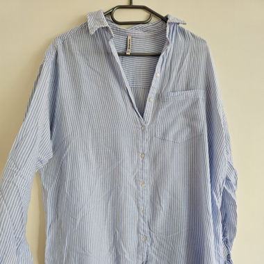 Hellblaues Hemd
